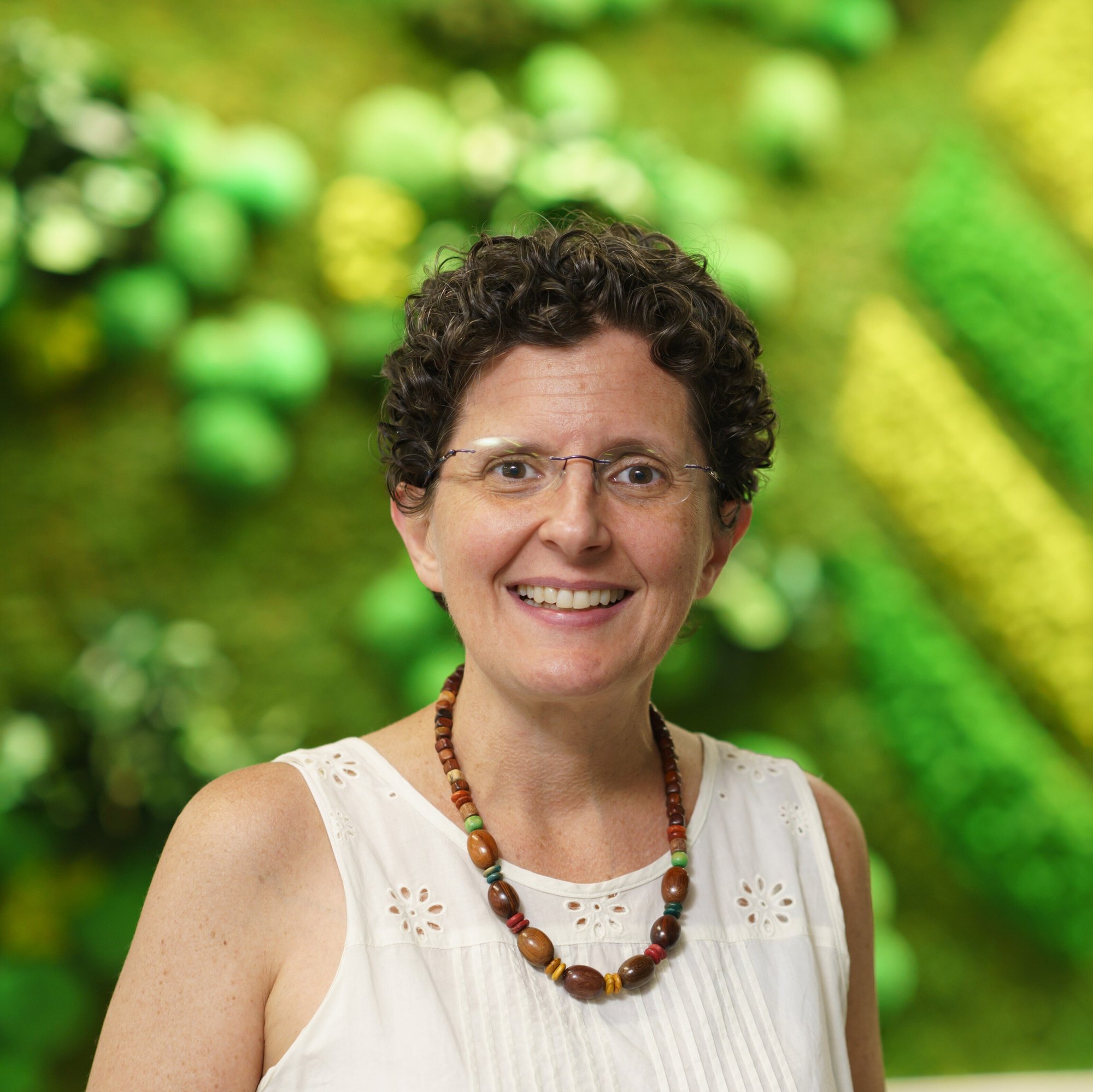 Jennifer_Murphy_headshot-leaf-bg-plt
